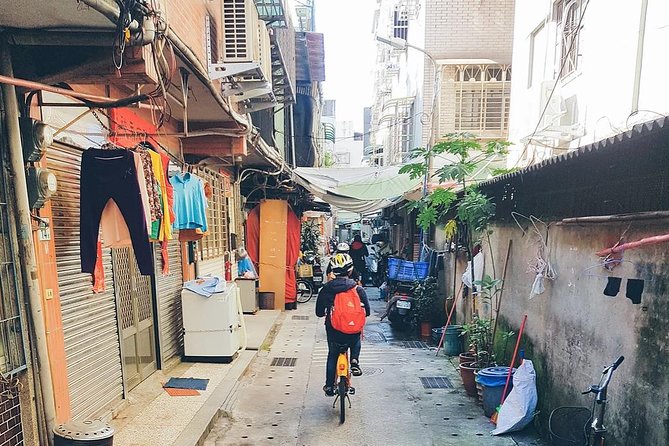 4-Hour Morning Cycling City Tour (incl. breakfast) - Dihua Street: Herbs, Tea, and Taipei’s Commercial Memory