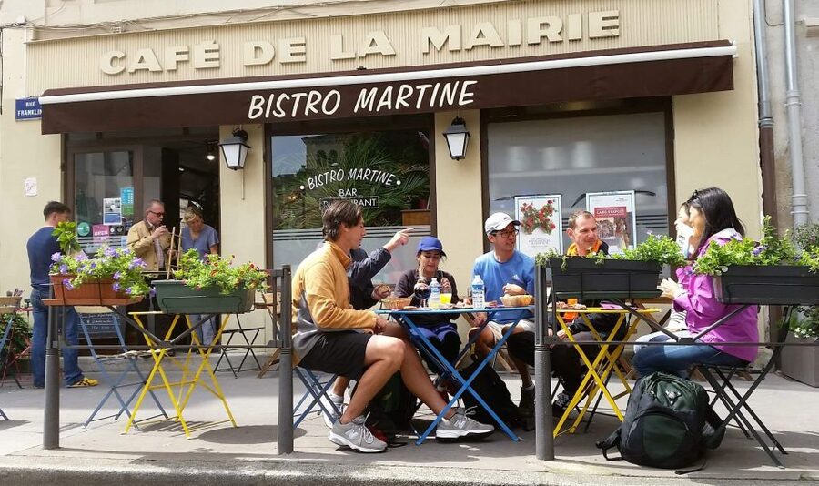 4h Complete Lyon Experience - E-Bike, Tasting & Walk - Walking into Vieux Lyon after the bikes