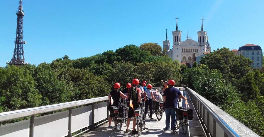 4h Complete Lyon Experience - E-Bike, Tasting & Walk - The guides shape the day