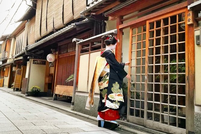 5 Top Highlights of Kyoto Full Day Bike Tour (E-bike option) - Gion, where Kyoto’s old streets meet modern life