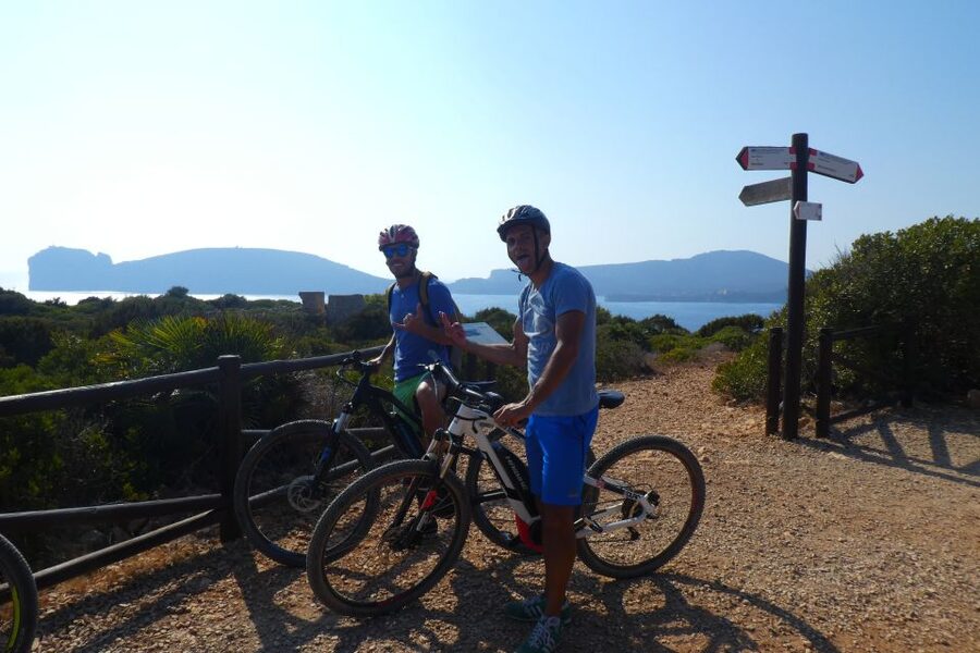 Alghero: Small Beaches E-Bike Tour with Aperitivo - Riding from woods and vineyards toward the sea