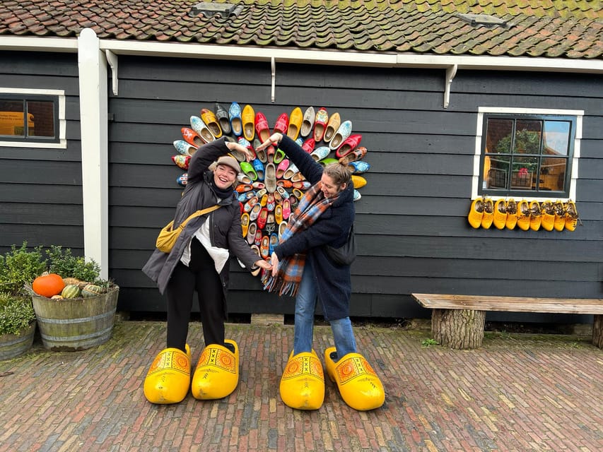 Amsterdam: Dutch Countryside E-Bike with Cheese & Clogs - Broek in Waterland, quiet streets and wooden homes