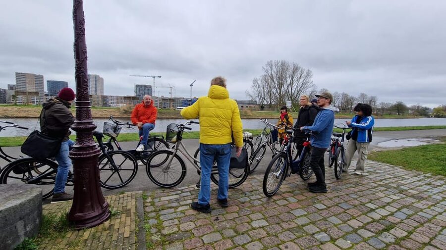 Amsterdam: Dutch Countryside E-Bike with Cheese & Clogs - Monnickendam and the return through Waterland