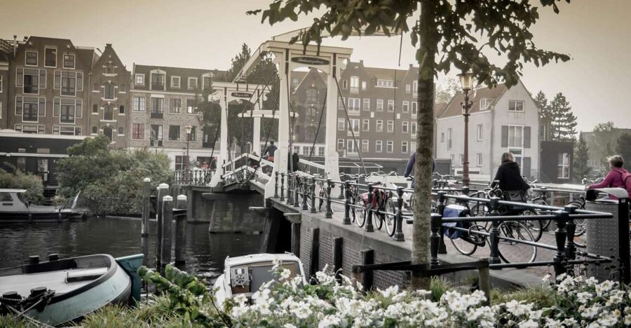 Amsterdam: Guided City Bike Tour in French - Why a bike is the right way to meet Amsterdam