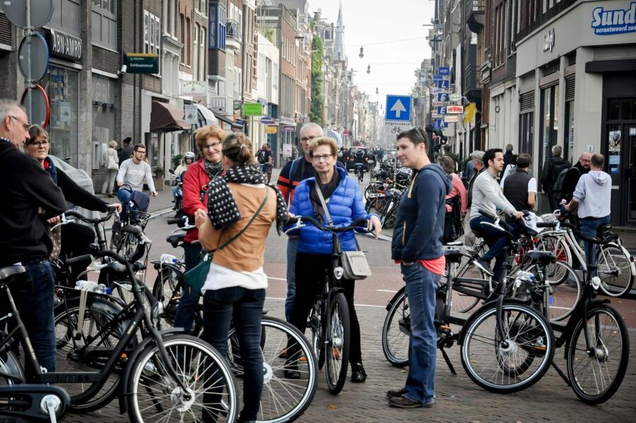 Amsterdam: Guided City Bike Tour in French - The practical details that affect the experience