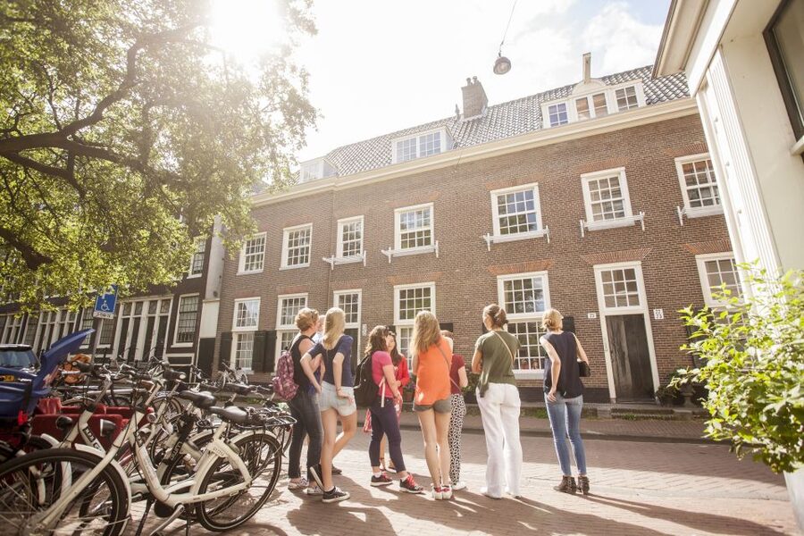 Amsterdam: Hidden Gems & Highlights Guided Bike Tour - Why a bike is the right way to meet Amsterdam