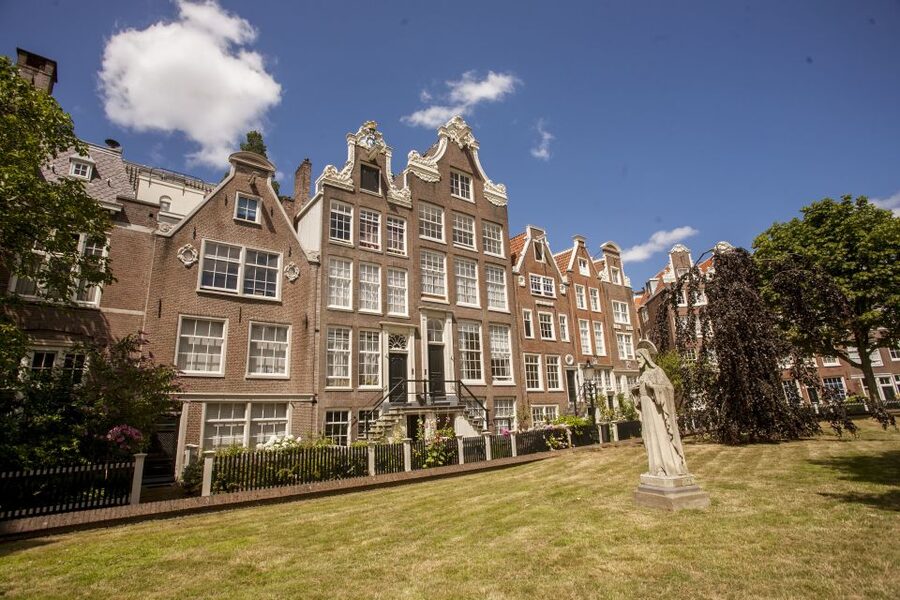 Amsterdam: Hidden Gems & Highlights Guided Bike Tour - The guides make the difference