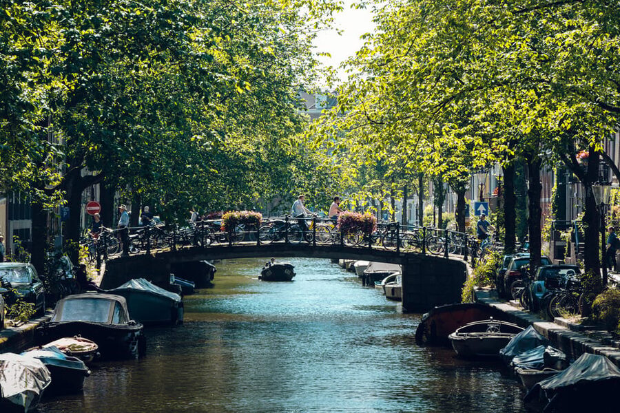 Amsterdam: Relaxed City Highlights Guided Bike Tour - Leidseplein and the road to Vondelpark