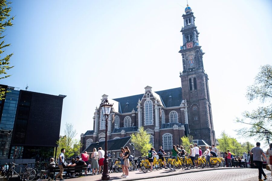 Amsterdam: Relaxed City Highlights Guided Bike Tour - The guides make the difference