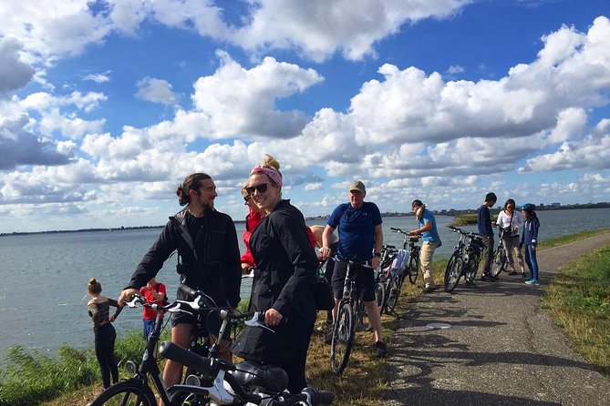 Amsterdam's Countryside Half-Day Bike Tour in Small Group - Holysloot and the apple pie pause