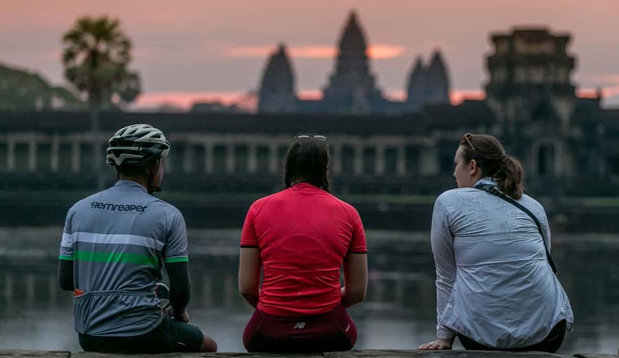 Angkor Wat: Guided Sunrise Bike Tour w/ Breakfast and Lunch - Breakfast at Srah Srang