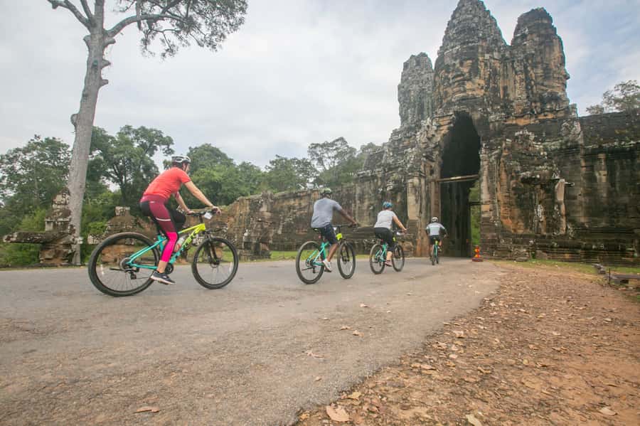 Angkor Wat: Guided Sunrise Bike Tour w/ Breakfast and Lunch - Cambodian lunch and a needed rest