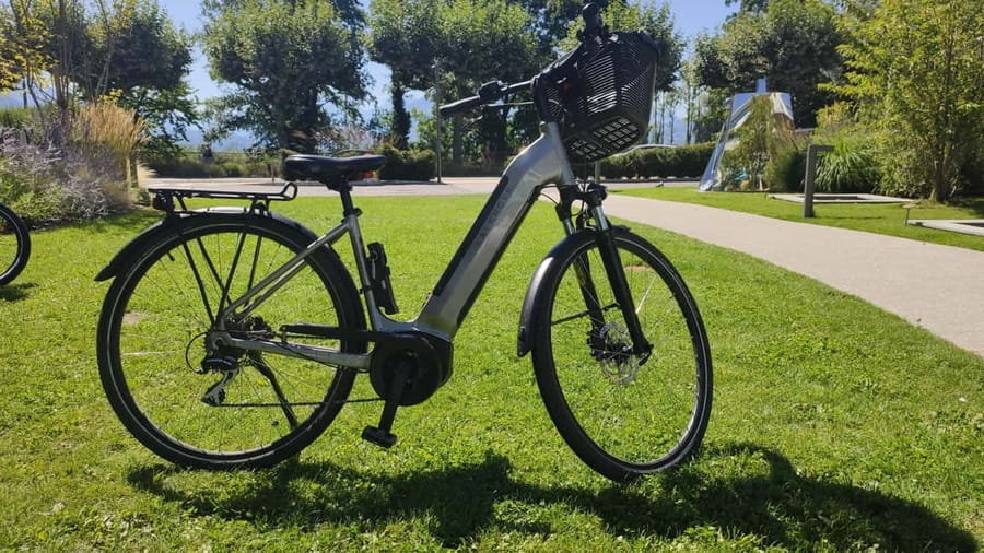 Annecy-le-Vieux, France: Electric and Classic Bike Rentals - Who should choose the electric bike?