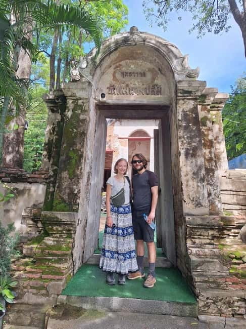 Ayutthaya: Colorful Slow Life Bicycle Tour with local guide. - Hua Ro Market and the ride back toward the ruins