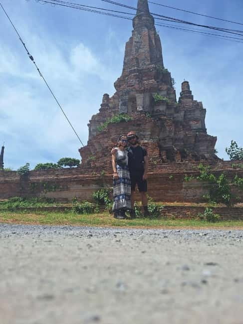 Ayutthaya: Colorful Slow Life Bicycle Tour with local guide. - Wat Mahathat and the Buddha head in tree roots