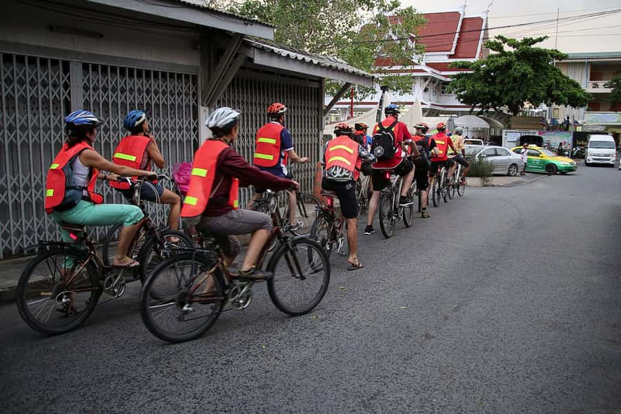 Bangkok at Sunset 5-Hour Bike Tour - Crossing into Thonburi and browsing Klongsan Market