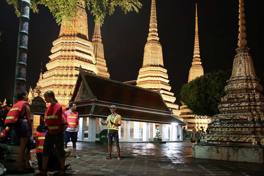 Bangkok at Sunset 5-Hour Bike Tour - Wat Pho in the quiet of evening