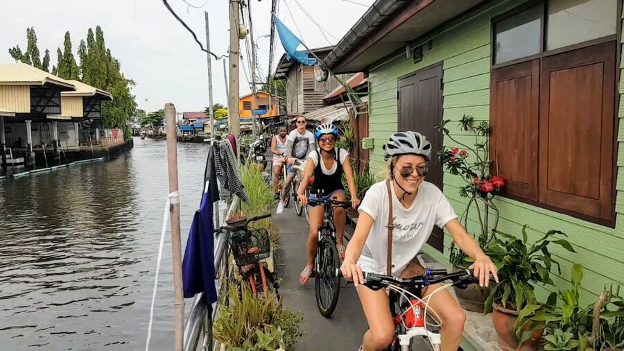 Bangkok: Bike and Canal Boat Tour with Lunch - Wat Pradittharam and the first market stop