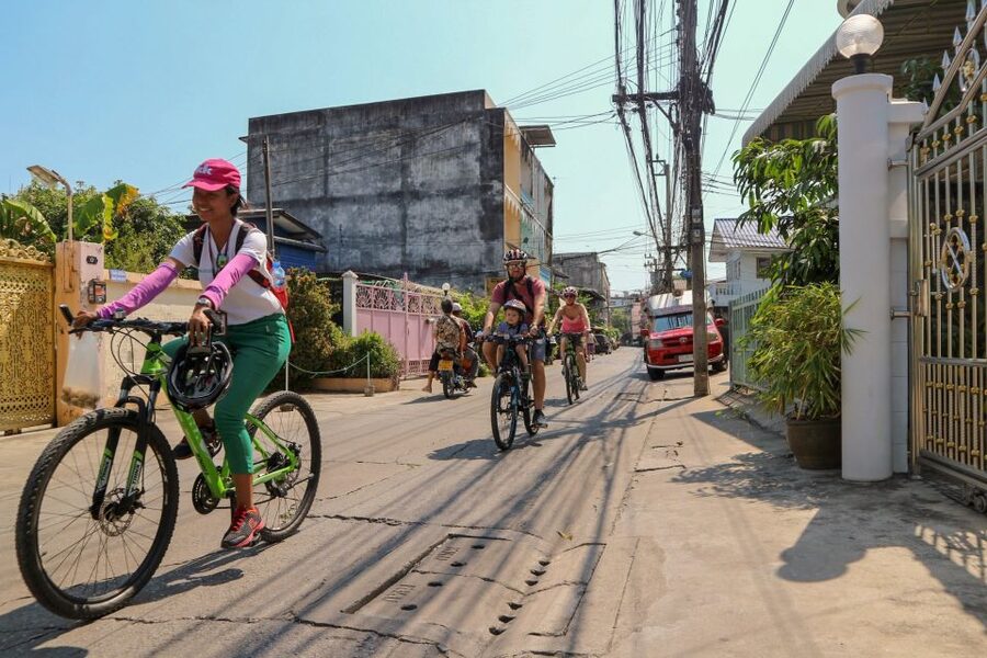 Bangkok: Bike and Canal Boat Tour with Lunch - Loading the bicycles onto the long-tail boat