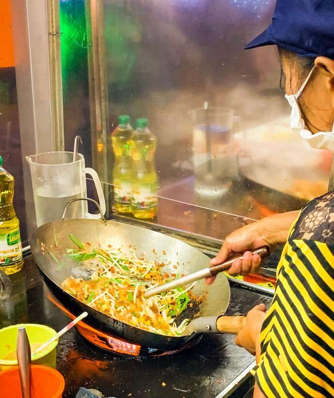 Bangkok: Must-Try Hidden Bike & Food Experience - Wat Kalayanamitr and the quieter side of old Bangkok