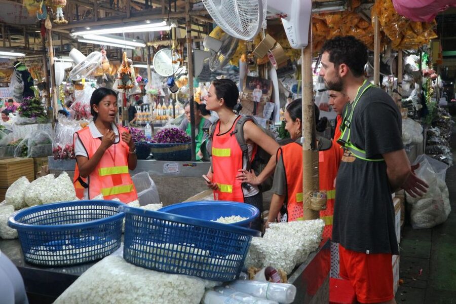 Bangkok: Night Bike Ride and Dinner at a Local Restaurant - Returning through Bangkok’s back streets