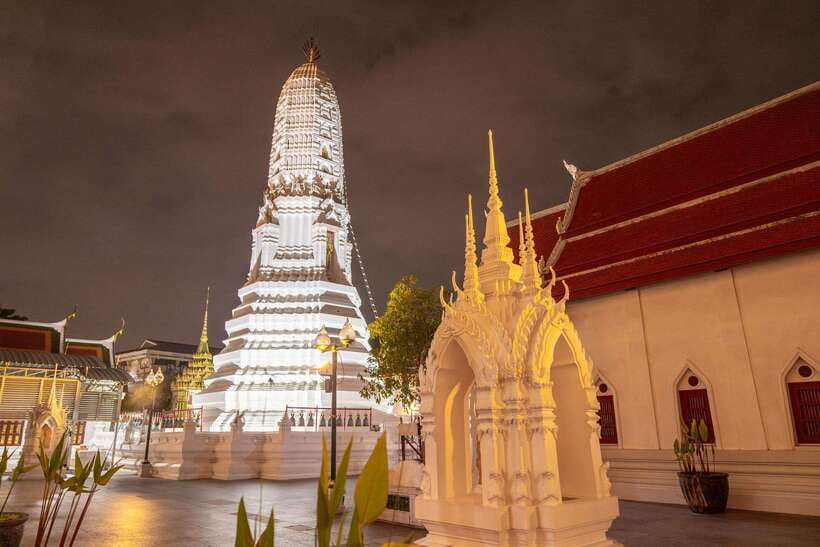 Bangkok: Night Bike Tour with Temples & Flower Market Visit - Safety, guides, and group size