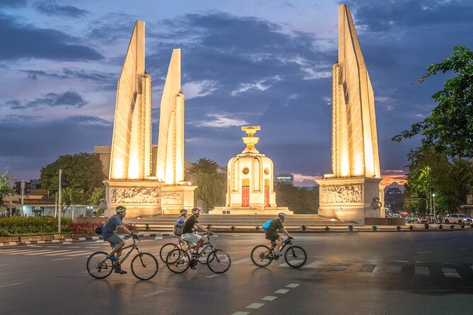 Bangkok: Night Bike Tour with Temples & Flower Market Visit - Why Bangkok works so well after sunset