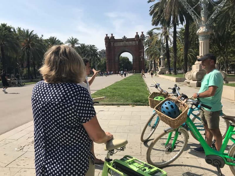 Barcelona: 1.5-Hour Sightseeing Tour by Bike/Electric Bike - Down to Barceloneta and Port Vell