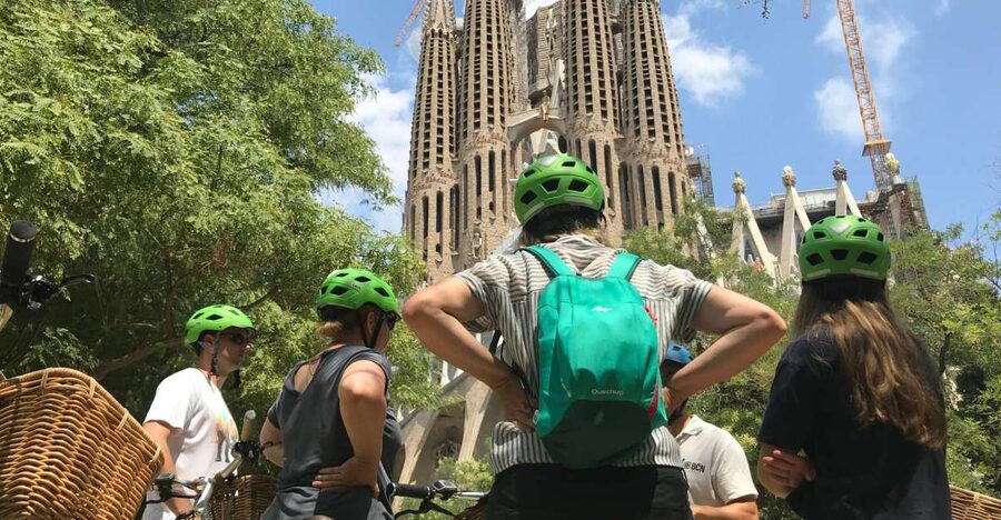 Barcelona: 2.5-Hour Bike or E-Bike Historical Tour - Parc de la Ciutadella and the route into El Born