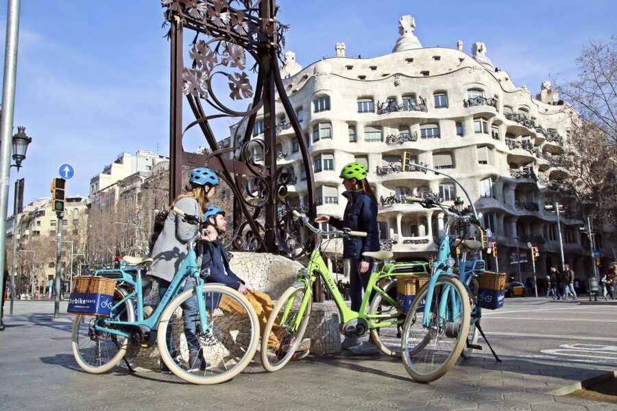 Barcelona: 2.5-Hour Bike or E-Bike Historical Tour - Passeig de Gràcia and Gaudí’s famous facades