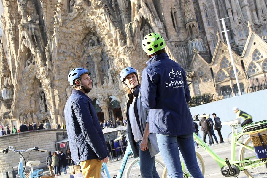 Barcelona: 2.5-Hour Bike or E-Bike Historical Tour - Passeig de Sant Joan and Sagrada Familia