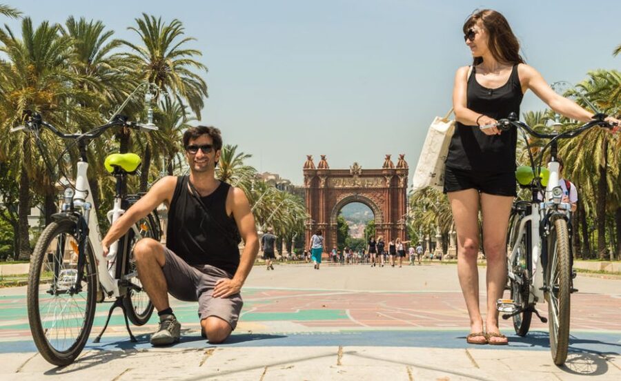 Barcelona: 4-Hour E-Bike Photography Tour - Gaudí landmarks, from La Pedrera to Sagrada Família
