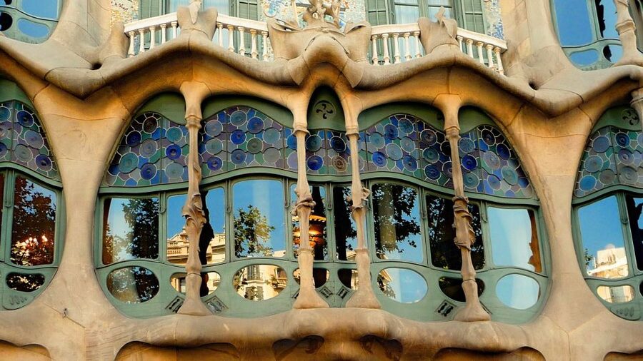 Barcelona: Bike Tour & Sagrada Familia Skip-the-Line Tickets - Why a bike is a smart way to see Barcelona