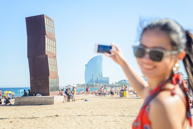 Barcelona e-Bike Tour: Gaudí & Old Town Small Group - Gaudí’s grand avenue and the modernist contest