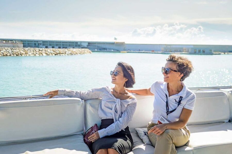 Barcelona: E-Bike Tour with Montjuic Cable Car & Boat Ride - Montjuïc Castle and the best photo stops