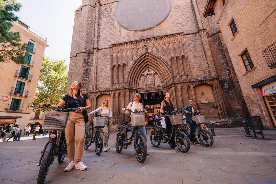 Barcelona: E-Bike Tour with Montjuic Cable Car & Boat Ride - Cycling the beach and entering the Gothic Quarter