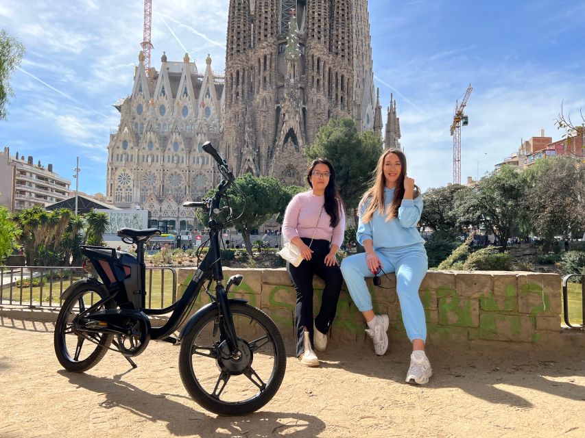 Barcelona: Gaudi Guided E-Bike Tour - Moving from the port into the old city