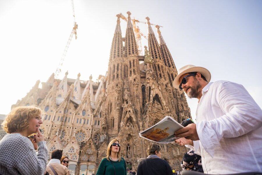 barcelona: Gaudi Highlights eBike tour - From the park to the beach and Vila Olímpica