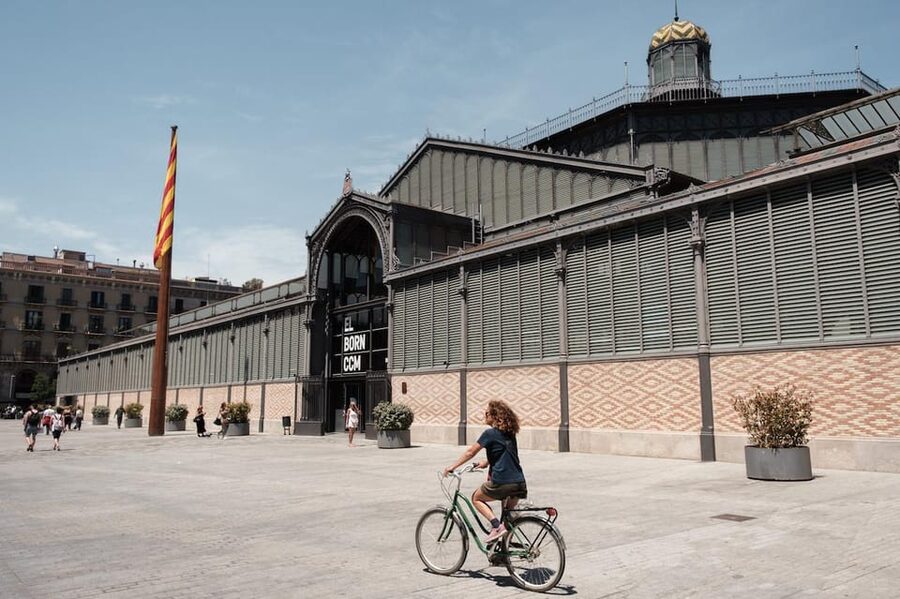 Barcelona: Guided Bike or E-Bike City Tour - Starting at Plaça Reial and Entering the Old City