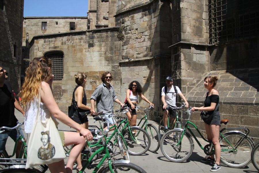 Barcelona: Guided Bike or E-Bike City Tour - Arc de Triomf and Ciutadella Park