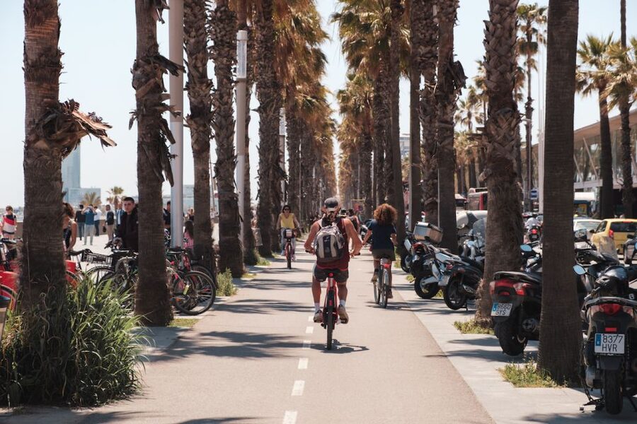 Barcelona: Guided Bike or E-Bike City Tour - Guides, Group Size, and the Feel of the Ride