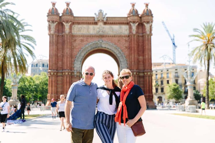 Barcelona: Guided Highlights Bike or eBike Tour (3 Hours) - Why a bicycle is a smart way to see Barcelona