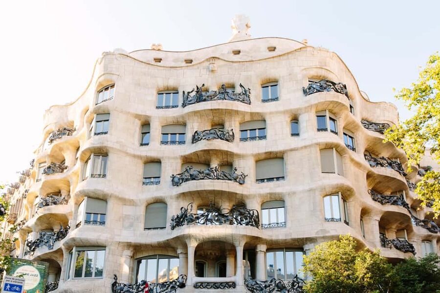 Barcelona: Guided Highlights Bike or eBike Tour (3 Hours) - Starting in Ciutat Vella and entering the old city