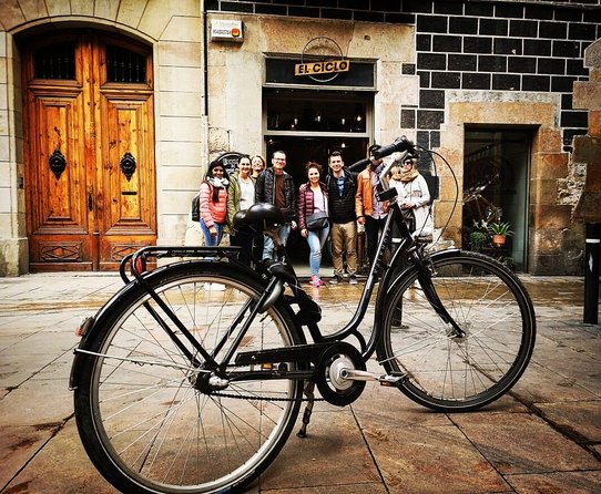 Barcelona: Private Bike/eBike Tour & Sagrada Familia Tickets - Casa Milá and Casa Batlló show Gaudí at full volume