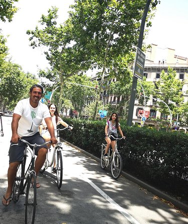 Barcelona: Private Bike/eBike Tour & Sagrada Familia Tickets - Plaça de Catalunya gives you a short city pause