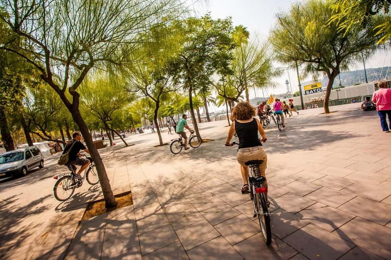 Barcelona: Private Group Bike Tour - The guides can make or break the experience
