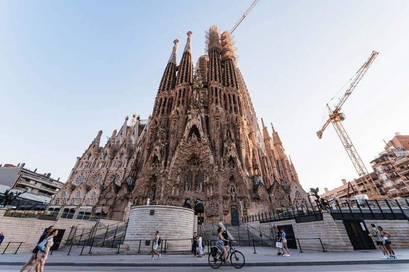 Barcelona: Sagrada Familia or City Tour by Bike or eBike - Regular bicycle or e-bike?