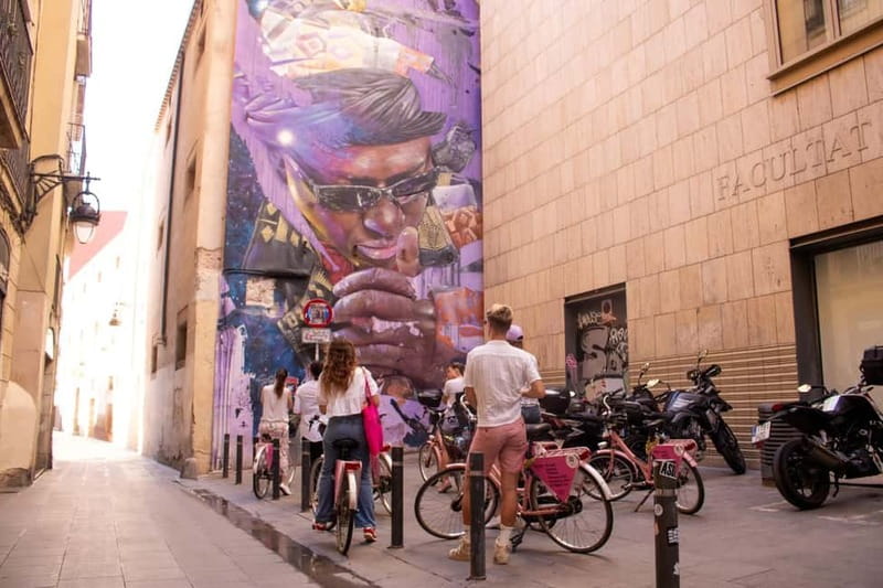 Barcelona | StreetArt Bike Tour Moco Museum - El Beso, the Cathedral, and historic Barcelona