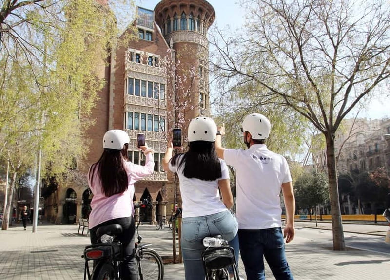 Barcelona: Tapas Tasting Tour by Regular Bike or E-Bike - Sagrada Família, the route’s big architectural stop