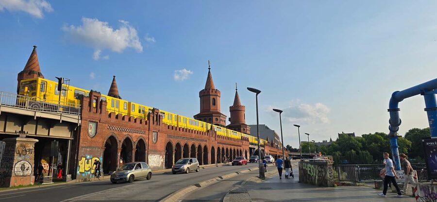 Berlin: 3-hour bike tour - A journey through time in the capital - Starting with Berlin’s Cold War story